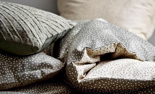 Sengetøj med prikker og strik